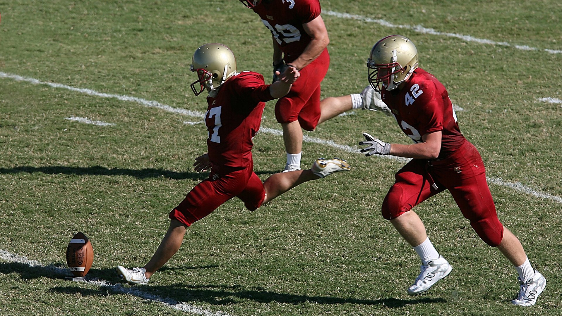 “腰旗美式橄榄球:东部新区赛场成全民热议的运动话题”
