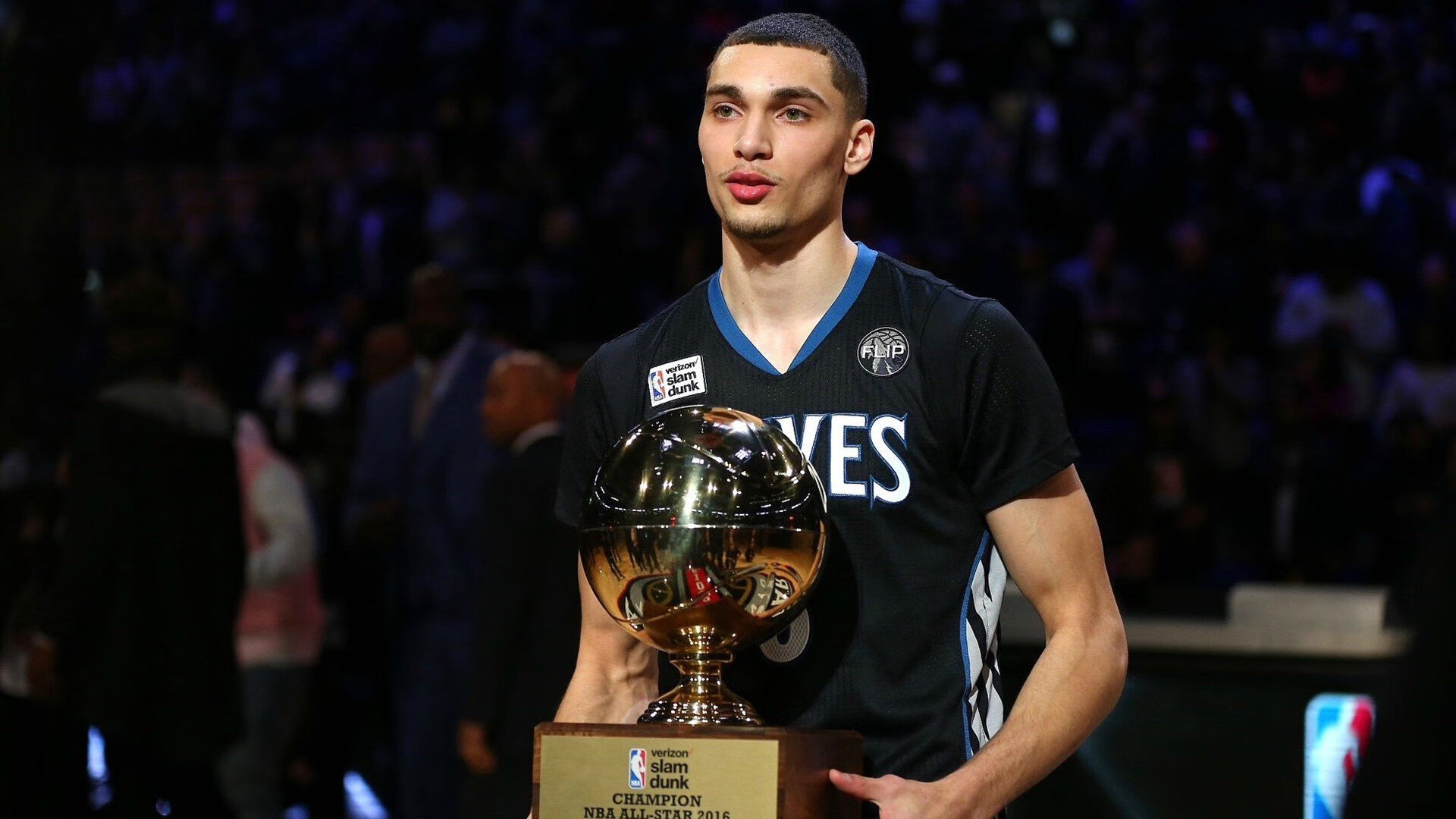 万乐天冲线瞬间点燃现场氛围，万乐天启蒙教练是谁